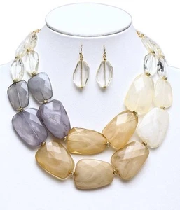 JUEGO DE PENDIENTES COLLAR MEZCLA PIEDRA ACRÍLICA FACETA MULTICAPA MARFIL - Imagen 1 de 3