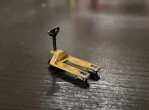 Bandeja de juguete carretilla elevadora hidráulica arena resina miniatura modelo figura pintada 1:64 - Imagen 1 de 9