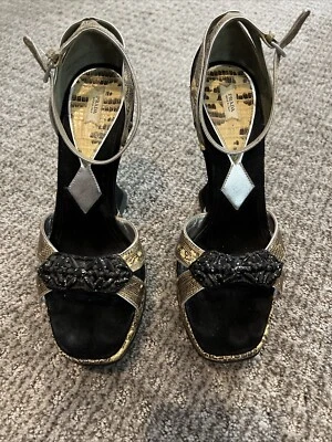 RARO - Tacones de cuña vintage de piel de serpiente con cuentas y gamuza negra PRADA talla 38,5 Foto 1 de 4