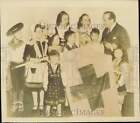 1948 Photo Presse Enfants en Costumes Présent Drapeau Croix-Rouge à Benjamin Cohen