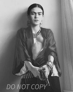 Frida Kahlo with a Gun-  8X10 PUBLICITY PHOTO -  Celebrities - Picture 1 of 1