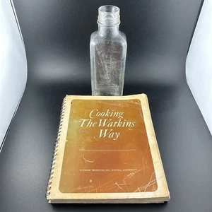Bottiglia e libro di cucina J R Watkins Way in rilievo vuoto vintage LEGGERE BENE - Foto 1 di 24