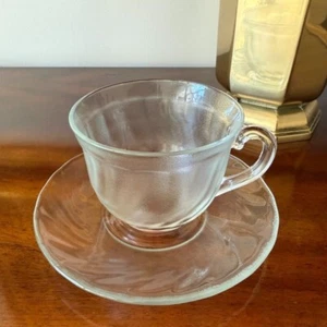 Taza y platillo de vidrio Arcoroc Clearbrook vintage de 2 piezas remolino esmerilado Francia - Imagen 1 de 6