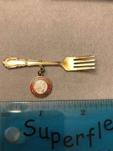 GRAND OLE OPRY PIN / PINBACK GOLD COLORED FORK W/ MEDALLION VINTAGE SOUVENEIR - Picture 1 of 5