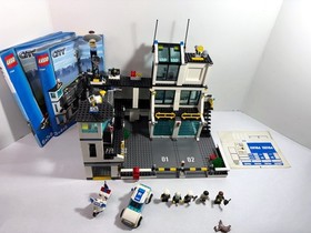 Lego City: Police:  Police Headquarters 7744 (2008) Retired. Instructions.