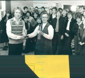 1982 Nigel Blenkiron Präsentation für den Ruhestand 8,8x5,7" Pressefoto - Bild 1 von 2