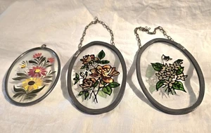 Drei Fensterbilder mit Bleirahmen bemalt mit diversen Blumenmotiven - Bild 1 von 4