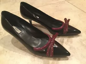 PRADA-VINTAGE Pumps mit burgunderfarbener Schleife schwarz Lackleder spitz zulaufend 40 neuwertig - Bild 1 von 11