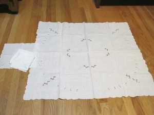Juego de manteles y 4 servilletas de almuerzo de colección bordadas blancas sobre grises - Imagen 1 de 9