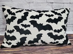 Almohada Urban Standard con Murciélagos Negros 22 X 13 Pluma Gótica Cremallera - Imagen 1 de 10