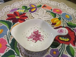 HEREND CHINESE BOUQUET RASPERRY TEA STRAINER - Picture 1 of 3