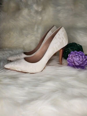 Zapatos de salón Shoes Of Prey usados de encaje blanco con tacón dorado talla 8 Foto 1 de 4