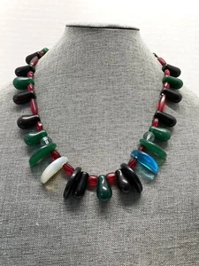 Antiguo collar africano de cuentas de comercio de bodas de vidrio checo negro, verde, rojo - Imagen 1 de 10