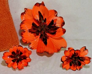JUEGO DE PENDIENTES DE BROCHE DE FLOR ESMALTE DE COLECCIÓN NARANJA BRILLANTE~JUEGO DE FLORES NEGRAS BONITO - Imagen 1 de 3