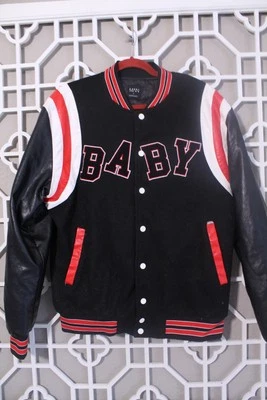 Chaqueta Universitaria Para Hombre M Negra Roja Boohoo Hombre DaBaby Snap Up Edición Limitada Calle Foto 1 de 4