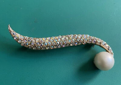 VINTAGE JEWELRY Celebrity BROOCH PIN FAUX PEARL AB RHINESTONES GOLD TONE - Image 1 of 3