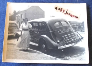 PHOTO Femme élégante devant RENAULT VIVA QUATRE - Bild 1 von 1