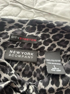 NWT New York and Company Women’s Cheetah Print Cotton Button Up  Blouse Size L Foto 1 de 4