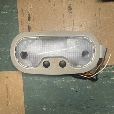 03-09 Hummer H2 Lámpara de lectura de luz domo techo trasero 25966025 Foto 1 de 4