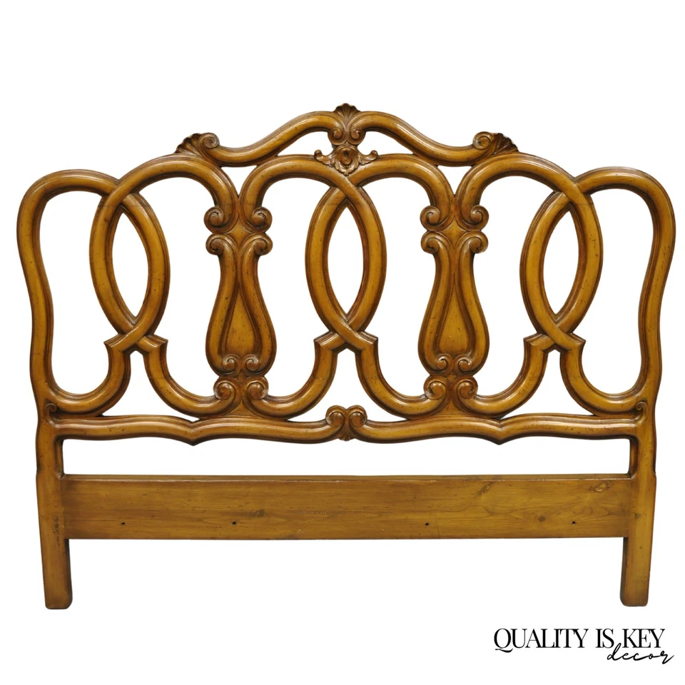 Cabecero cama Queen desplazable de nogal tallado en madera frutal provincial francés Foto 1 de 4