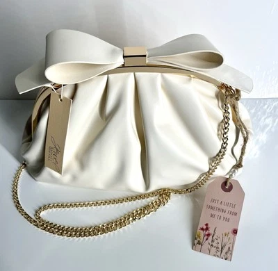 NUEVO CON ETIQUETAS Badgley Mischka Envuelto Marco de Arco Bolso sin asas Correa de Cadena Cuero Vegano Crema Foto 1 de 4