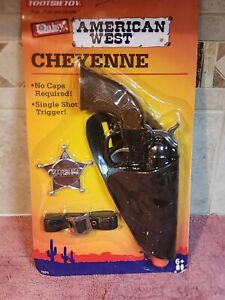 Tootsietoy #7071 American West Cheyenne Pistol Set New in Package (1999)