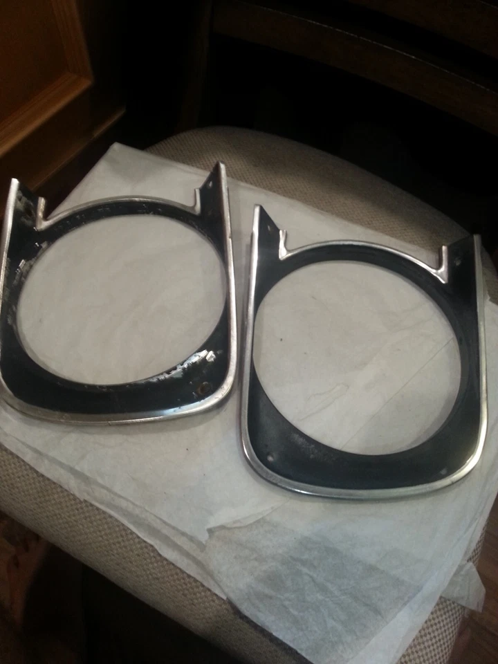 OER 3914769-70 1968 Standard Chevrolet Camaro Aluminum Headlamp Bezel Set Foto 1 de 4