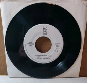 GARTH BROOKS Learning to live again LIBERTY Jukebox MODERN COUNTRY 45 NM- - Picture 1 of 3