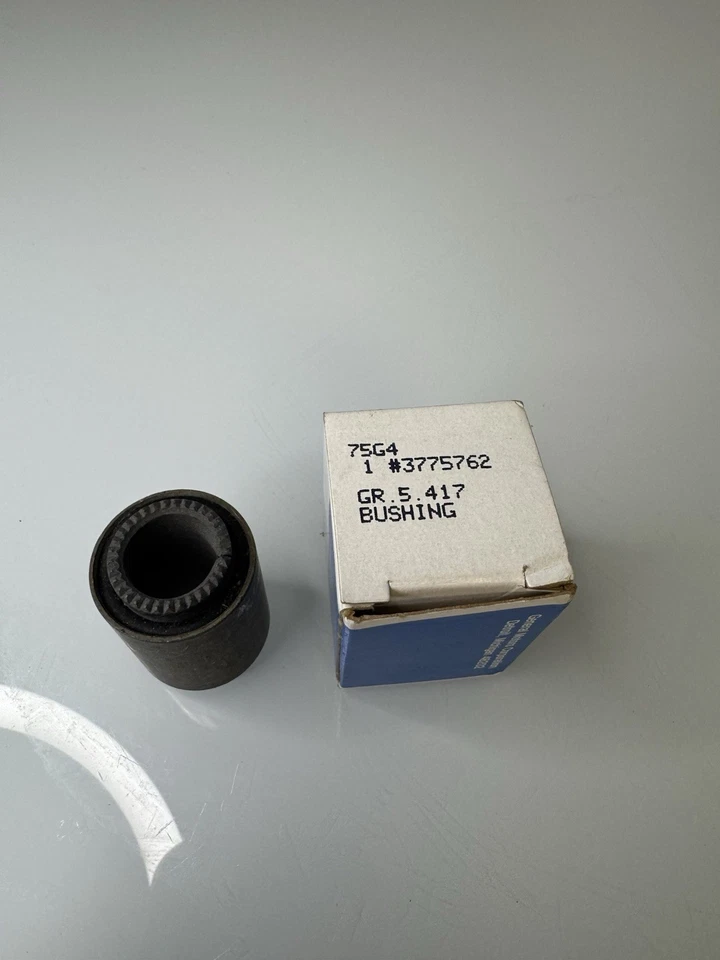 3775762 Nuevo de Lote Antiguo GM 1963-1974 Chevrolet Corvette Barra de Puntal Trasero Buje Nuevo Foto 1 de 4