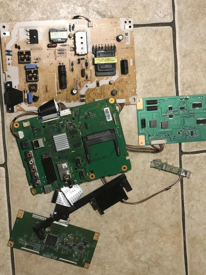 Panasonic TX-L39EM6B JUEGO COMPLETO PLACA BASE, TBP4G548, PSU TNPA5806, TCON, ETC... Foto 1 de 1