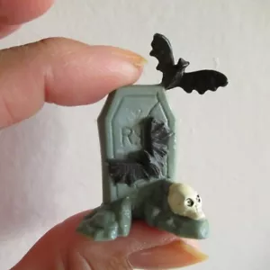 tomstone miniature model 30 mm for 1:24 th dollhouse haunted house with mini bat - Picture 1 of 3