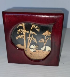 Chinesische Holzkiste Herzform mit Kork Skulptur Schattenkasten Deckel Pandas Bäume - Bild 1 von 19