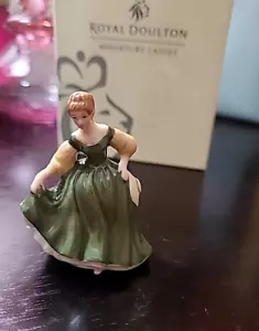 Estatuilla de dama de la feria de porcelana en miniatura verde 2005 #19445 - Imagen 1 de 10