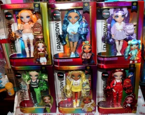 NUEVO LOTE DE 6 MUÑECAS JUNIOR RAINBOW HIGH JADE VIOLETA SKYLER RUBÍ Y AMAPOLA - Imagen 1 de 21