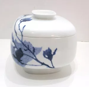 Ciotola per verdure coperta Magnolia by Dansk bianca con blu 7"X7" mai usata - Foto 1 di 6