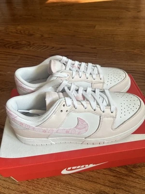 Nike Dunk Low Essential Paisley Pack Rosa (Feminino) Novo em folha Tamanho 8.5w - Imagem 1 de 4