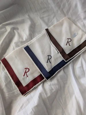 3 pañuelos vintage de Suiza. Algodón bordado letra "R". Nuevo.  Foto 1 de 4