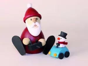 Holzfigur Weihnachtsmann mit Auto HxB 8,3x8,5cm NEU Seiffen Erzgebirge Deko. - Bild 1 von 1