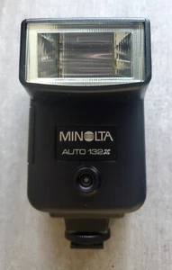 MINOLTA AUTO 132X ELEKTROBLITZ SCHUHHALTERUNG FOTOKAMERA BOUNCE AUTOMATIK NEU IM KARTON! - Bild 1 von 4