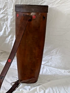 Freccia in pelle lavorata a mano vintage faretra strumento punto rosso timbratura cervo 22" - Foto 1 di 10