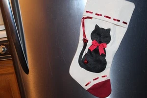 WEIHNACHTSSTRÜMPFE (2) WEISSE SOCKE SCHWARZE KATZE ROTES BAND-GLOCKEN HOBBY LOBBY! - Bild 1 von 8