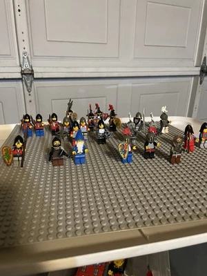 LEGO Vintage And Modern Castle/Knight Mini Figure Lot 21 - Image 1 of 4