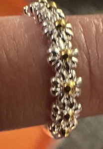 Silberfarbene Blumen Creolen und passender Ring - Bild 1 von 2