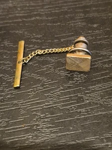 Krawattennadel mit Kette - gold gemustert quadratisch - Bild 1 von 3