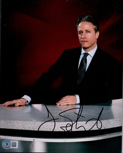 JON STEWART SIGNED 8X10 PHOTO THE DAILY SHOW AUTHENTIC AUTOGRAPH Beckett Cert. - Picture 1 of 2