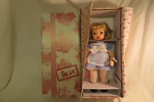 MUÑECA DE PLÁSTICO TERRI LEE LITTLE LADY PINAFORE 16" #320002 IOB CASI NUEVA CON CERTIFICADO DE AUTENTICIDAD EDICIÓN LIMITADA - Imagen 1 de 9