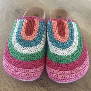 The SAK Bolinas Crochet Rainbow Clogs Slides Girls Child’s Sz 2 NEW - Picture 1 of 6