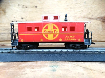 Life-Like HO Scale 41' Santa Fe ATSF 999850 Caboose with Chimney - Image 1 of 4