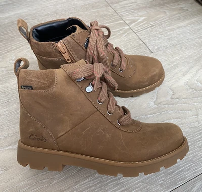 NEW CLARKS HEATH GO GORETEX TAN LEATHER BOOTS, SIZE 11G (KIDS) - Image 1 of 4