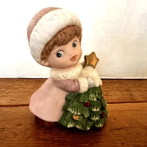 Estatuilla vintage Homco porcelana pintada a mano niña con árbol de Navidad #5556 - Imagen 1 de 7